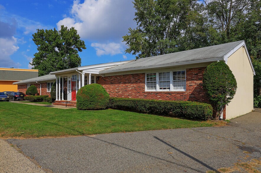 More Photos Of 676 Amboy Ave, Woodbridge Medical For Lease