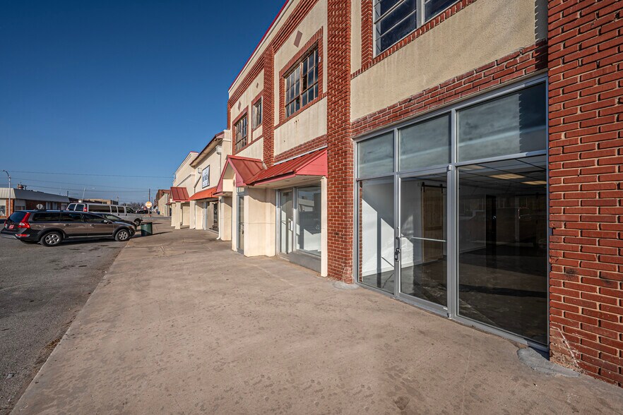 More Photos Of 209-211 S 5th St, Chickasha Storefront For Lease