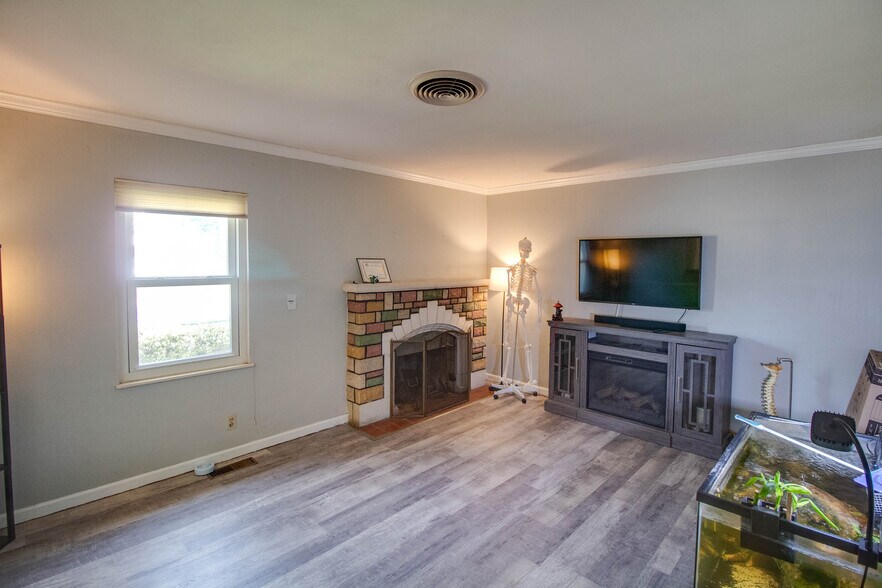More Photos Of 440 S Prairie St, Bethalto General Retail For Sale