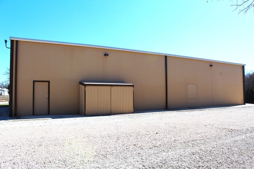 More Photos Of 1808 Barnett Dr, Weatherford Warehouse For Lease