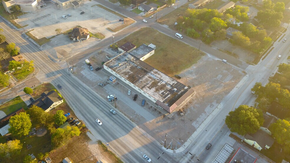 More Photos Of 1302 E Crestwood Dr, Victoria Storefront For Sale