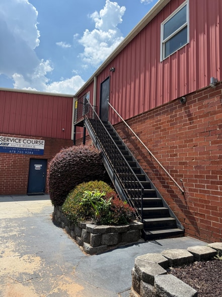 More Photos Of 334 N Clarendon Ave, Scottdale Warehouse For Lease
