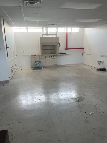 More Photos Of 100 Commerce Dr, Freehold Manufacturing For Lease
