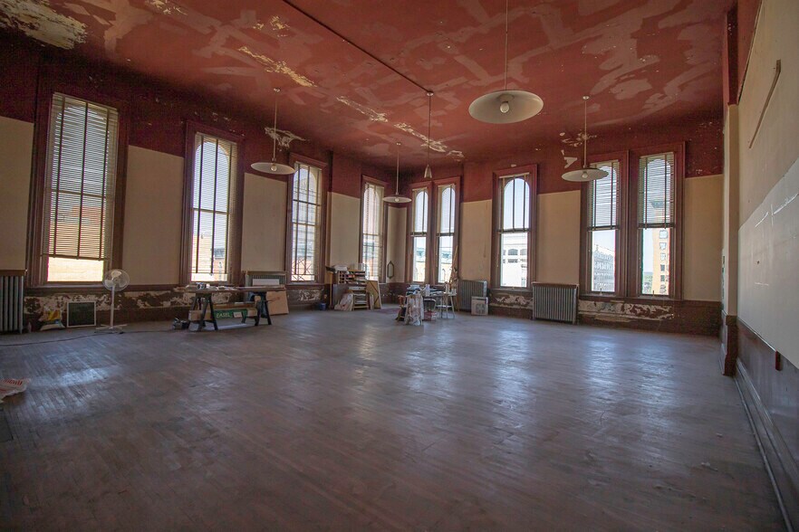 More Photos Of 301 Columbia St, Lafayette Office For Sale