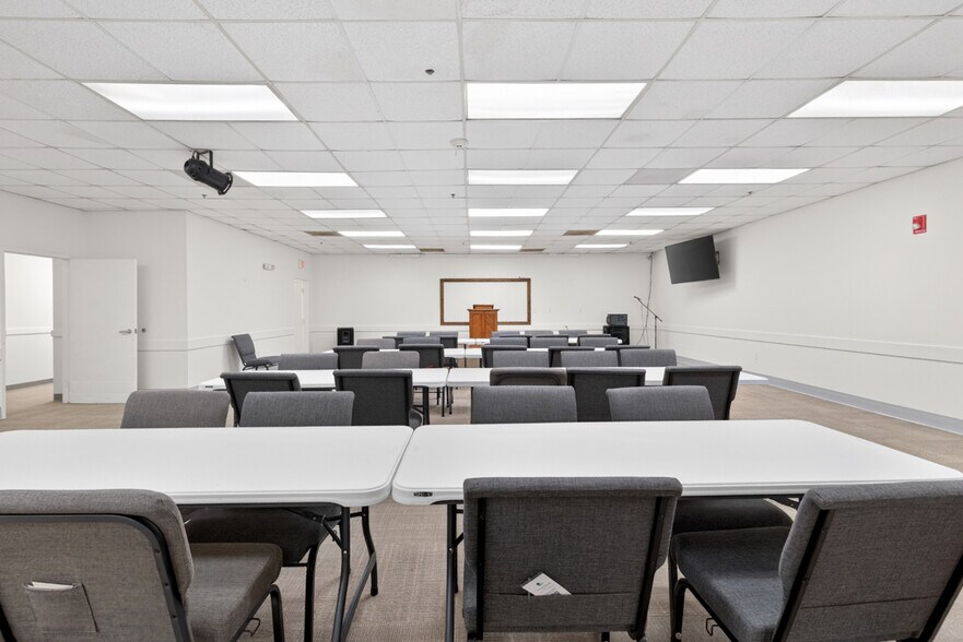 More Photos Of 3005 Lenora Church Rd, Snellville Office For Sale