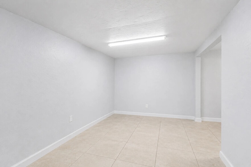 More Photos Of 4400 Middle Ave, Sarasota Warehouse For Sale