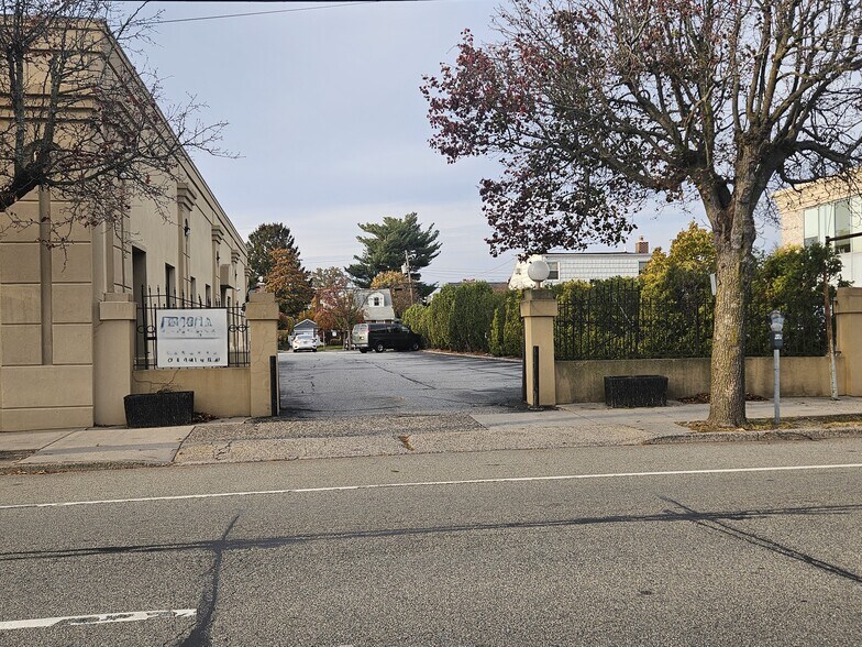 More Photos Of 166 E Jericho Tpke, Mineola Office For Lease