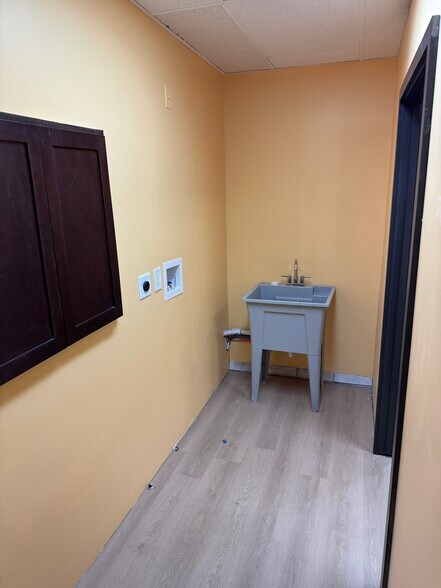 More Photos Of 711 Main St, Grandview Storefront For Lease