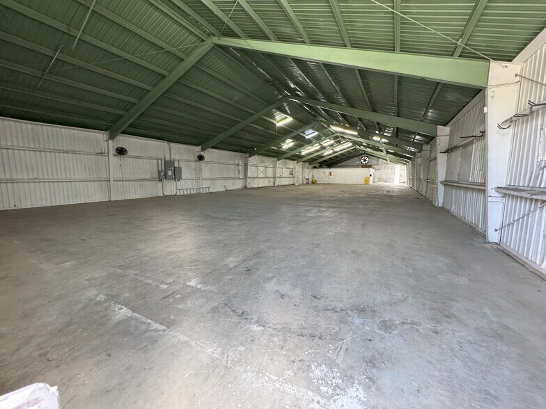More Photos Of 1449 Mesa View St, Hemet Warehouse For Lease