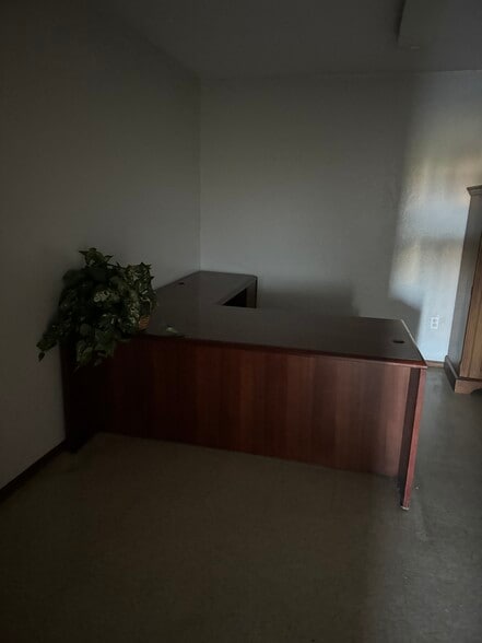 More Photos Of 201 NE 4TH St, Lindsay Manufacturing For Sale