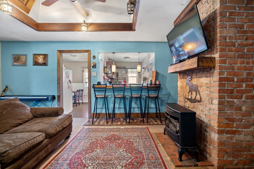 More Photos Of 13 Park Ave, Hadley Restaurant For Sale