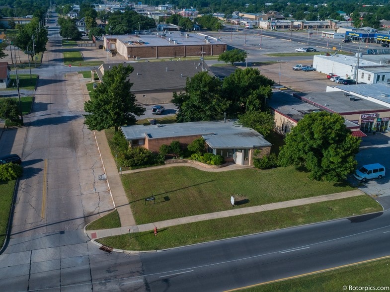 More Photos Of 1002 W Gore Blvd, Lawton Office For Sale