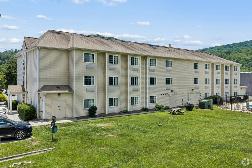 More Photos Of 674 Casino Trl, Cherokee Hotel For Sale