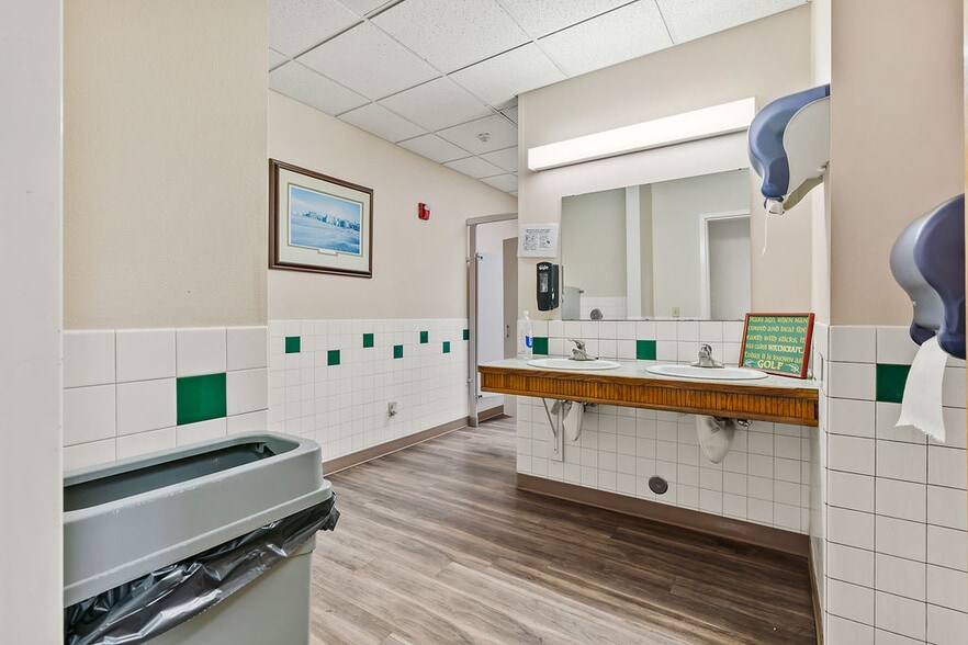 More Photos Of 31 Ray Rd, Sunnyside Sports And Entertainment For Sale