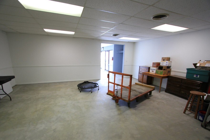 More Photos Of 108 SE 6th St, Abilene Specialty For Sale