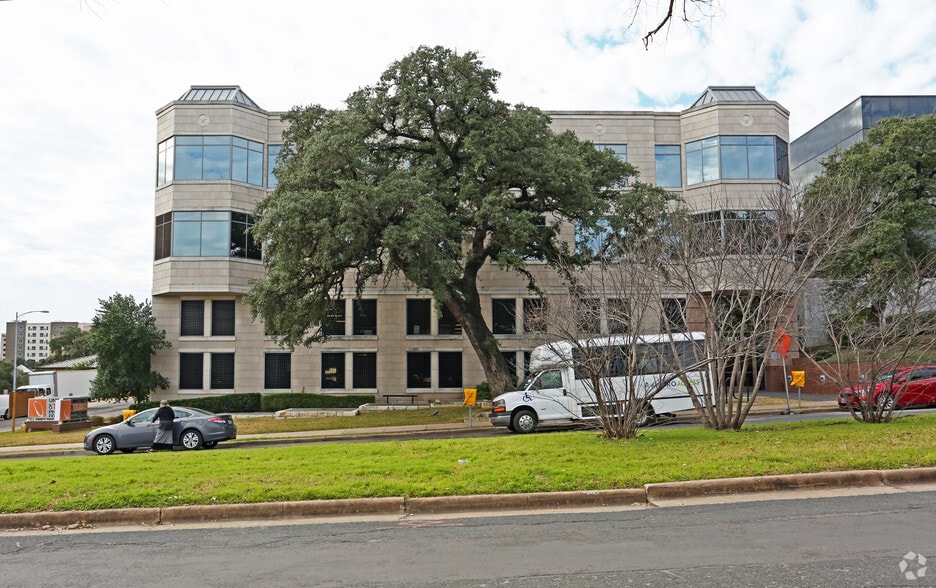 More Photos Of 313 12th St E, Austin Office For Lease