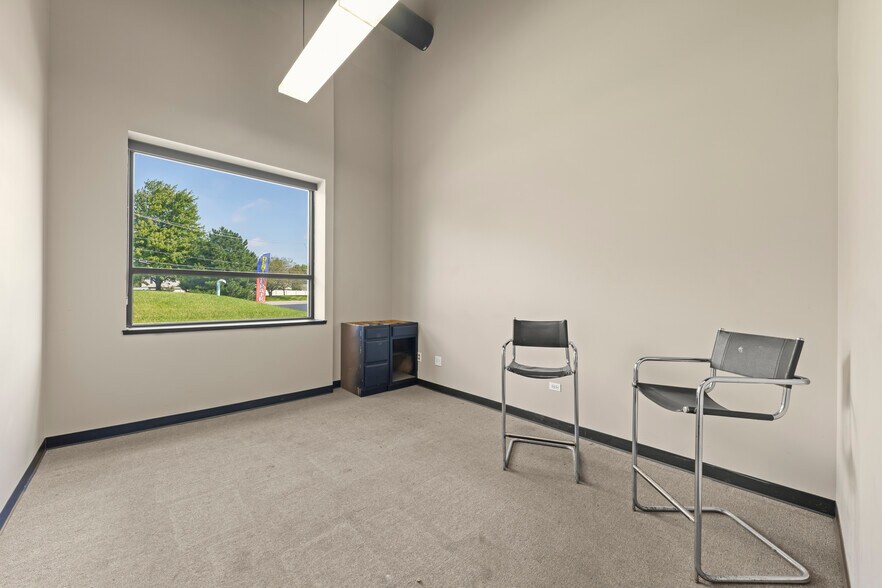 More Photos Of 25553 Wolf's Crossing Rd, Plainfield Warehouse For Lease