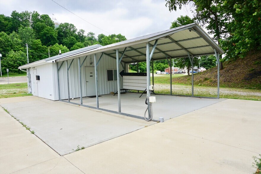 More Photos Of 301 W Emmitt Ave, Waverly Storefront For Sale
