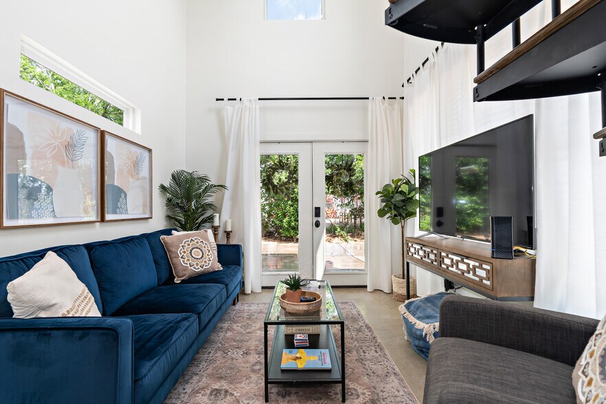 More Photos Of 511 S 10th St, Waco Specialty For Sale