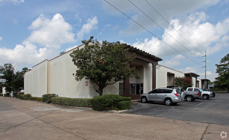 More Photos Of 3572-3580 E TC Jester Blvd, Houston Unknown For Lease