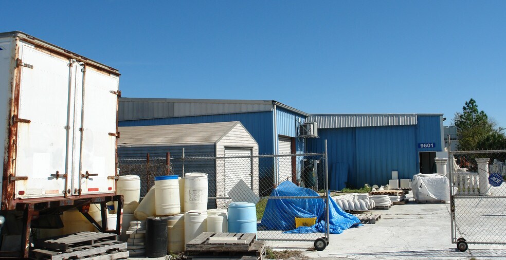 Primary Photo Of 9601 Norwood Dr, Tampa Warehouse For Lease
