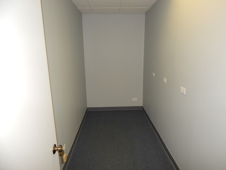 More Photos Of 4260 Westbrook Dr, Aurora Loft Creative Space For Lease