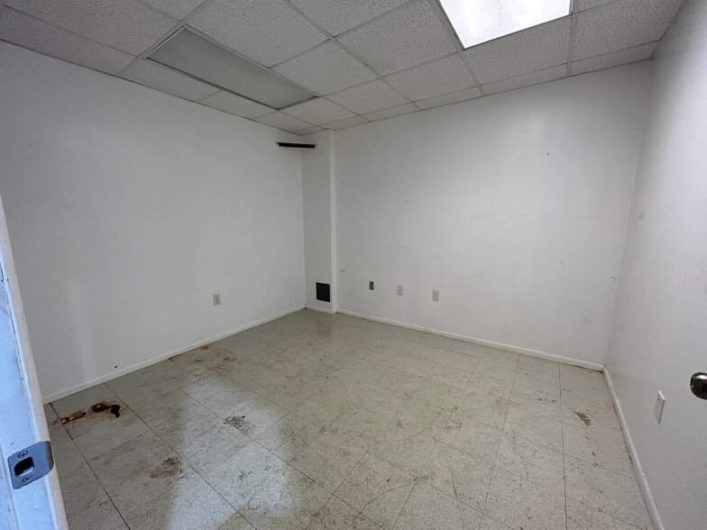 More Photos Of 3384 NE 34th ave, Wildwood Unknown For Lease