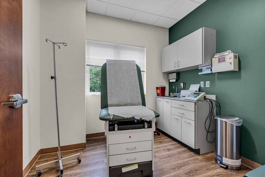 More Photos Of 500 Park Ave, Manalapan Township Medical For Lease