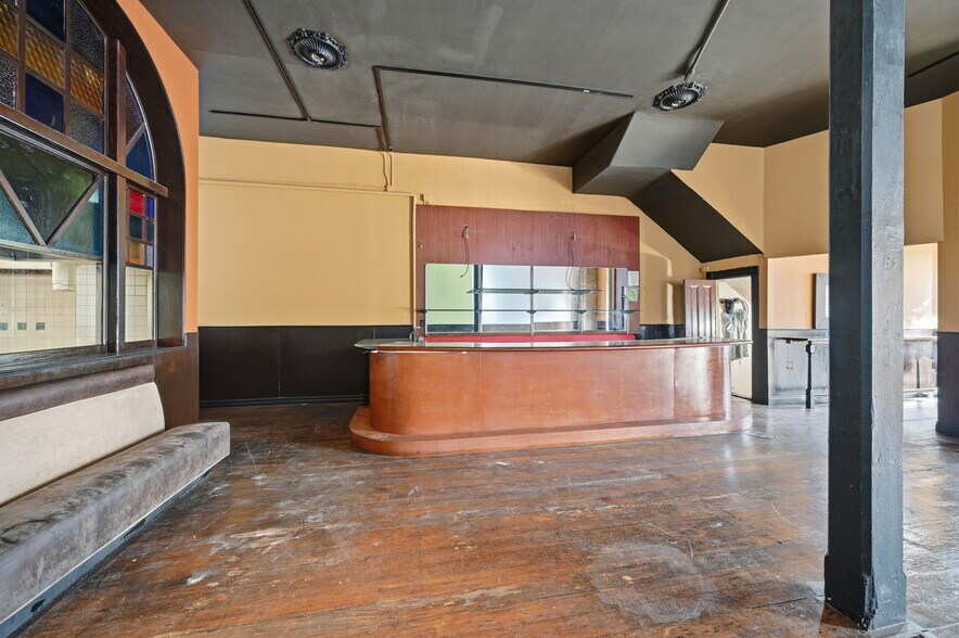 More Photos Of 1037 Valencia St, San Francisco General Retail For Lease