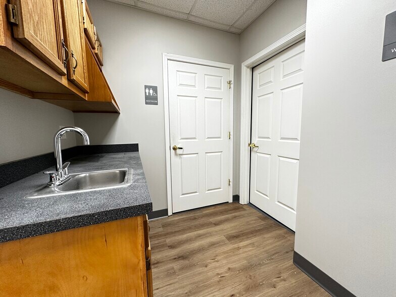 More Photos Of 406 Blankenbaker Pky, Louisville Office For Sale