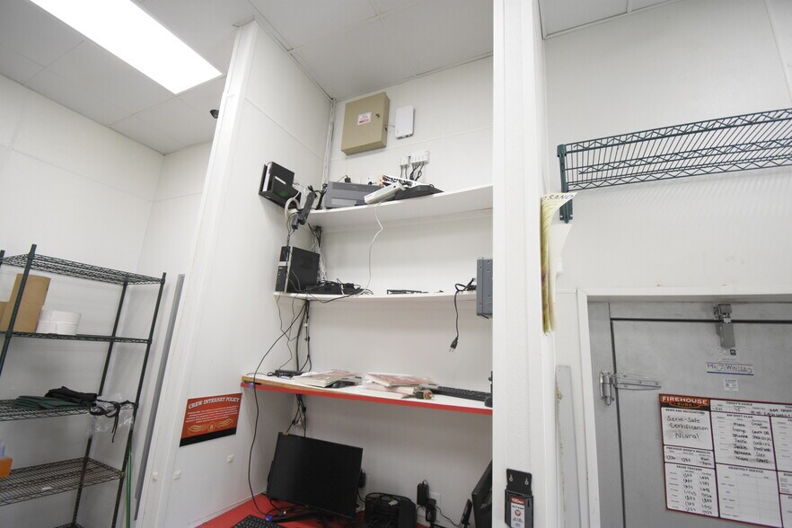 More Photos Of 253 N Bypass 35, Alvin Storefront For Lease