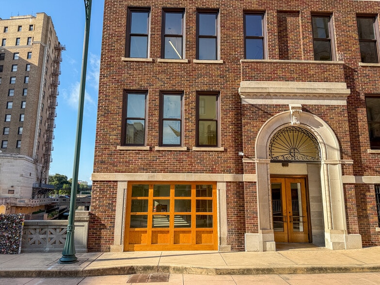 More Photos Of 200 Main Plz, San Antonio Office For Lease