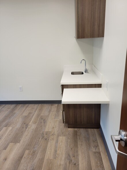 More Photos Of 2060 W Whispering Wind Dr, Phoenix Medical For Lease