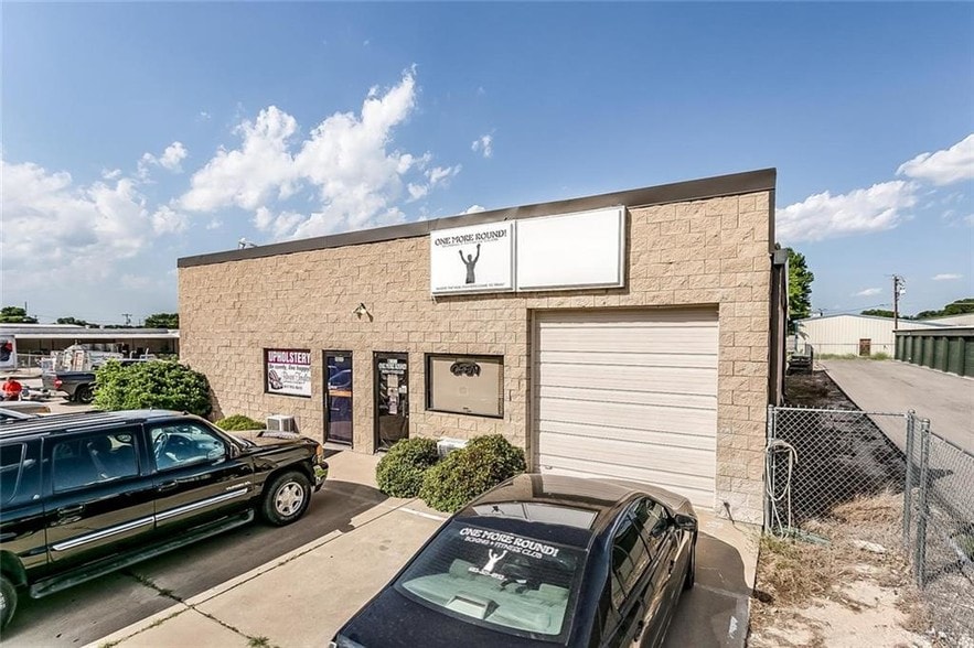 More Photos Of 401 Western Hills Trl, Granbury Warehouse For Sale