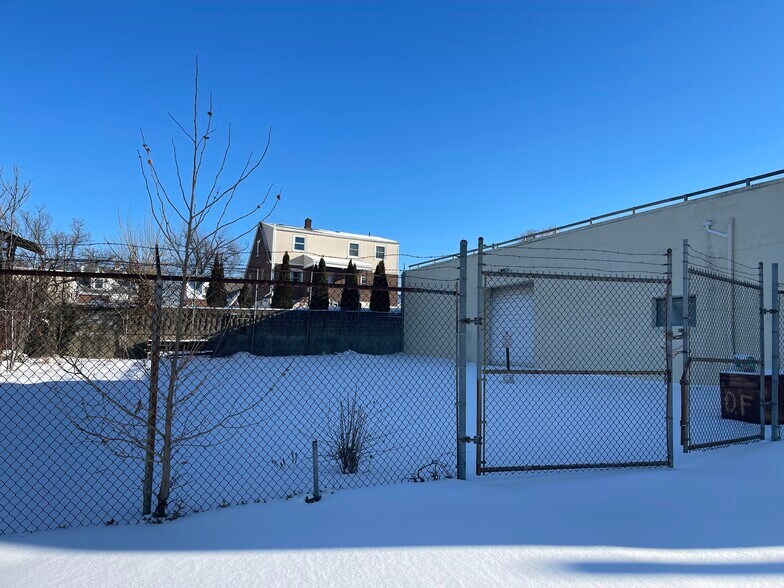 More Photos Of 537 Lincoln Hwy, East McKeesport Storefront For Sale