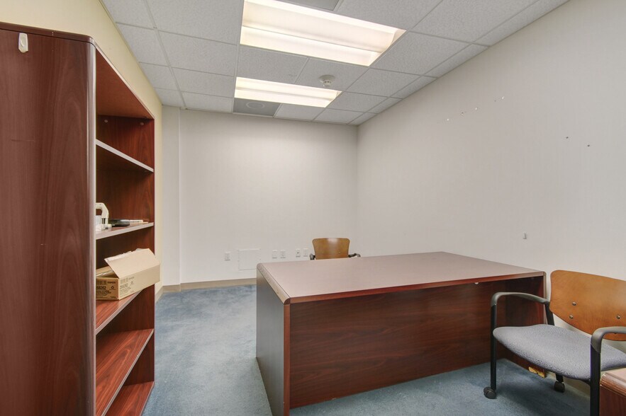 More Photos Of 9512 Sunbeam Center Dr, Jacksonville Office For Lease