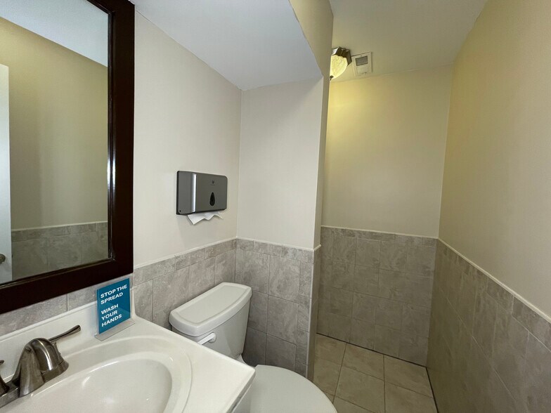 More Photos Of 123 N Henry St, Alexandria Office For Lease