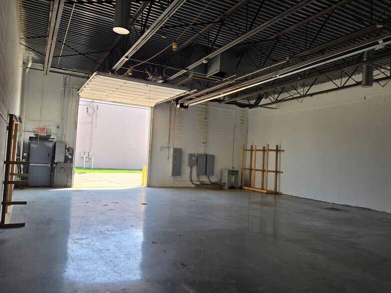 More Photos Of 22693-22711 Morelli Dr, Clinton Township Warehouse For Lease