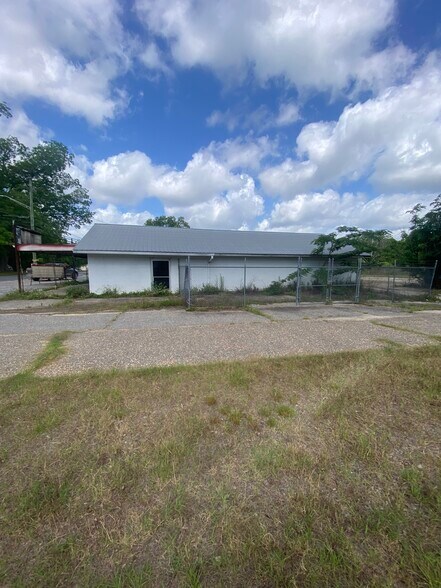 More Photos Of 928 White Ave, Graceville Light Manufacturing For Sale