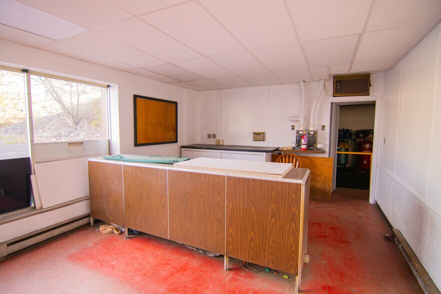 More Photos Of 1439 Sunset Blvd, Steubenville Flex For Sale