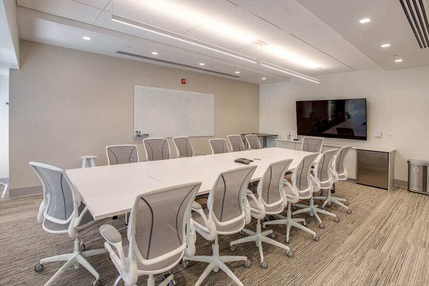 More Photos Of 704 Quince Orchard Rd, Gaithersburg Research And Development For Lease