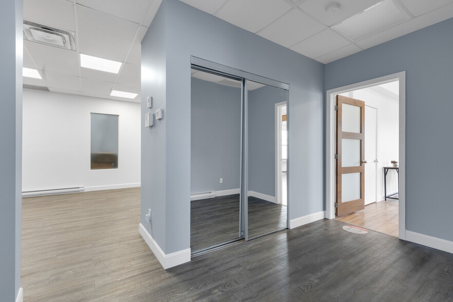More Photos Of 298-300 Ch du Bord-du-Lac-Lakeshore, Pointe-claire Storefront For Lease