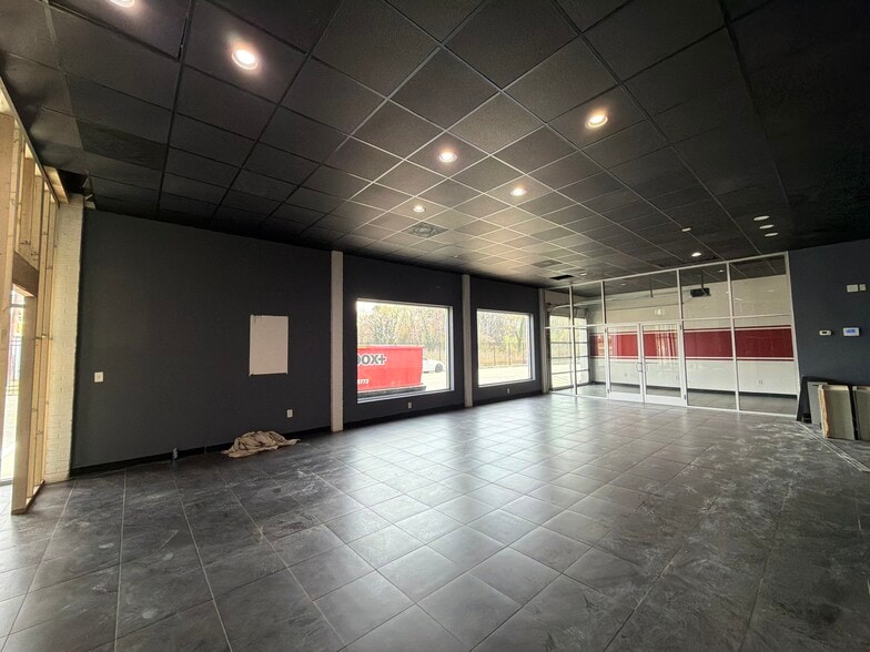 More Photos Of 4827 Gate City Blvd, Greensboro Showroom For Lease