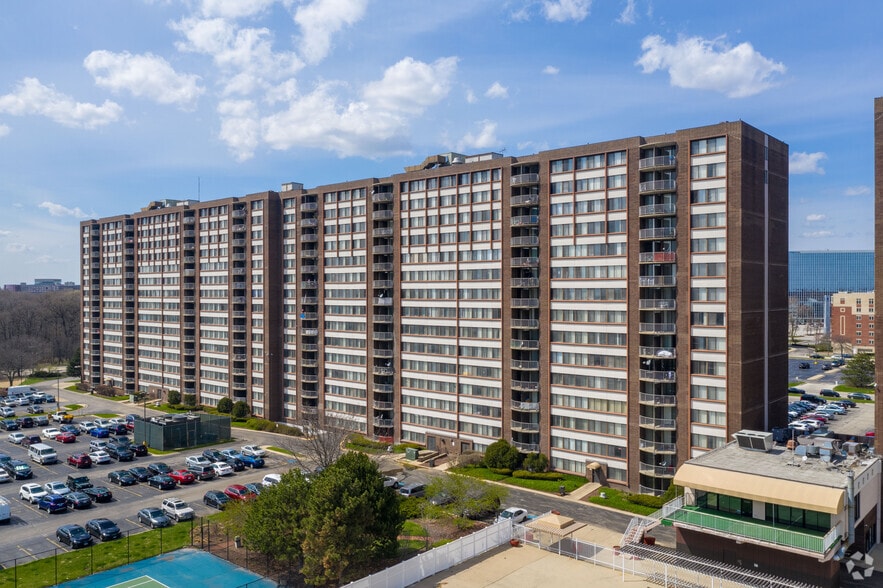 More Photos Of 5441 N East River Rd, Chicago Apartments For Lease