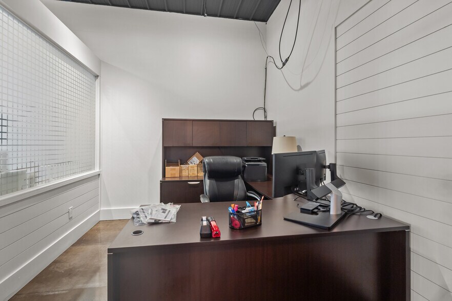 More Photos Of 2492 Crest Dr, Lake Geneva Office For Sale