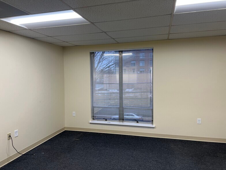 More Photos Of 4900 Auburn Ave, Bethesda Storefront Retail Office For Lease