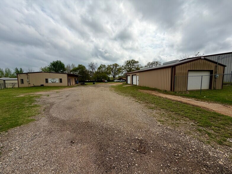 More Photos Of 2000 E Murchison St, Palestine Light Manufacturing For Sale