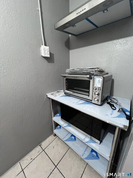 More Photos Of 2 West Ave, Bridgeport Storefront Retail Residential For Lease