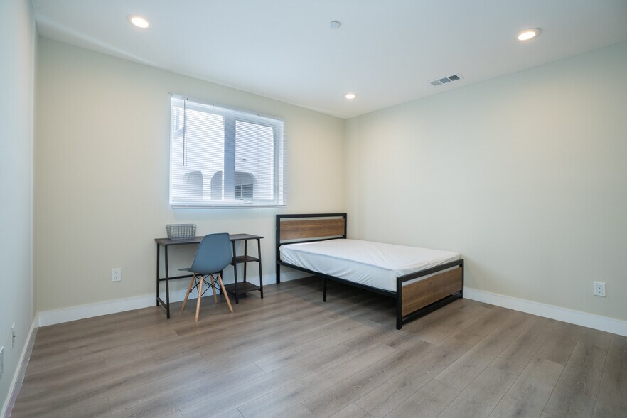 More Photos Of 1344 W 37th Pl, Los Angeles Apartments For Sale