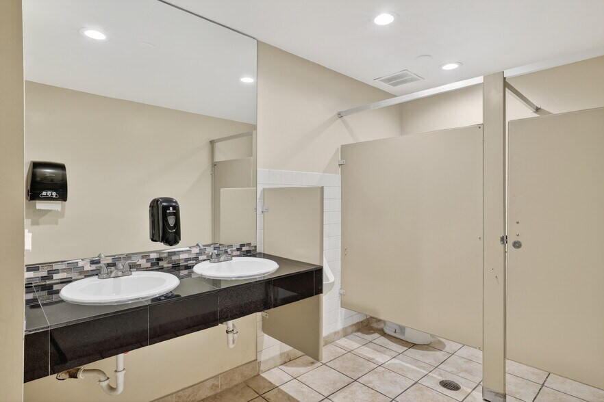 More Photos Of 441 Wadsworth Blvd, Lakewood Medical For Lease